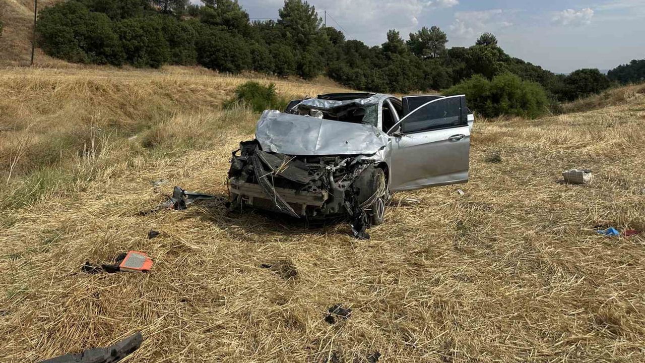 Uşak'ta yoldan çıkan otomobil tarlada takla attı: 64 yaşındaki sürücü yaşamını yitirdi