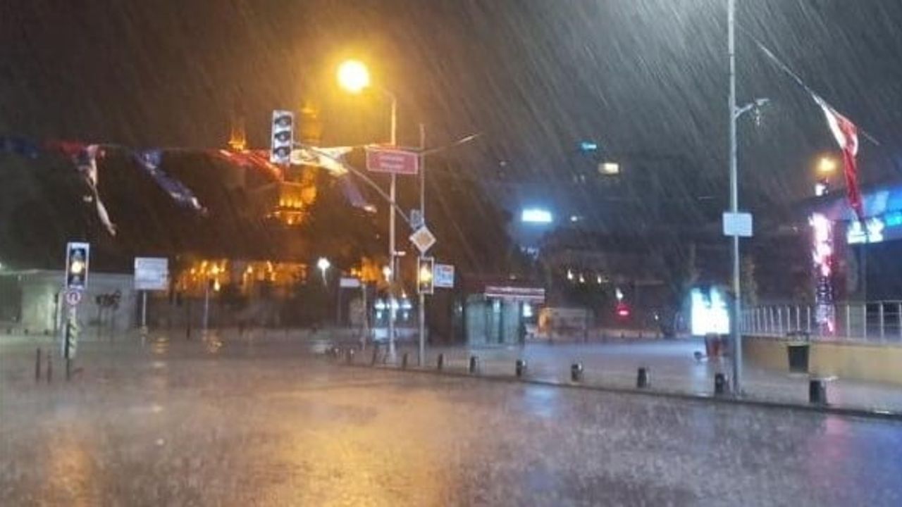 Üsküdar sahilinde gece aniden bastıran sağanak su birikintilerine neden oldu