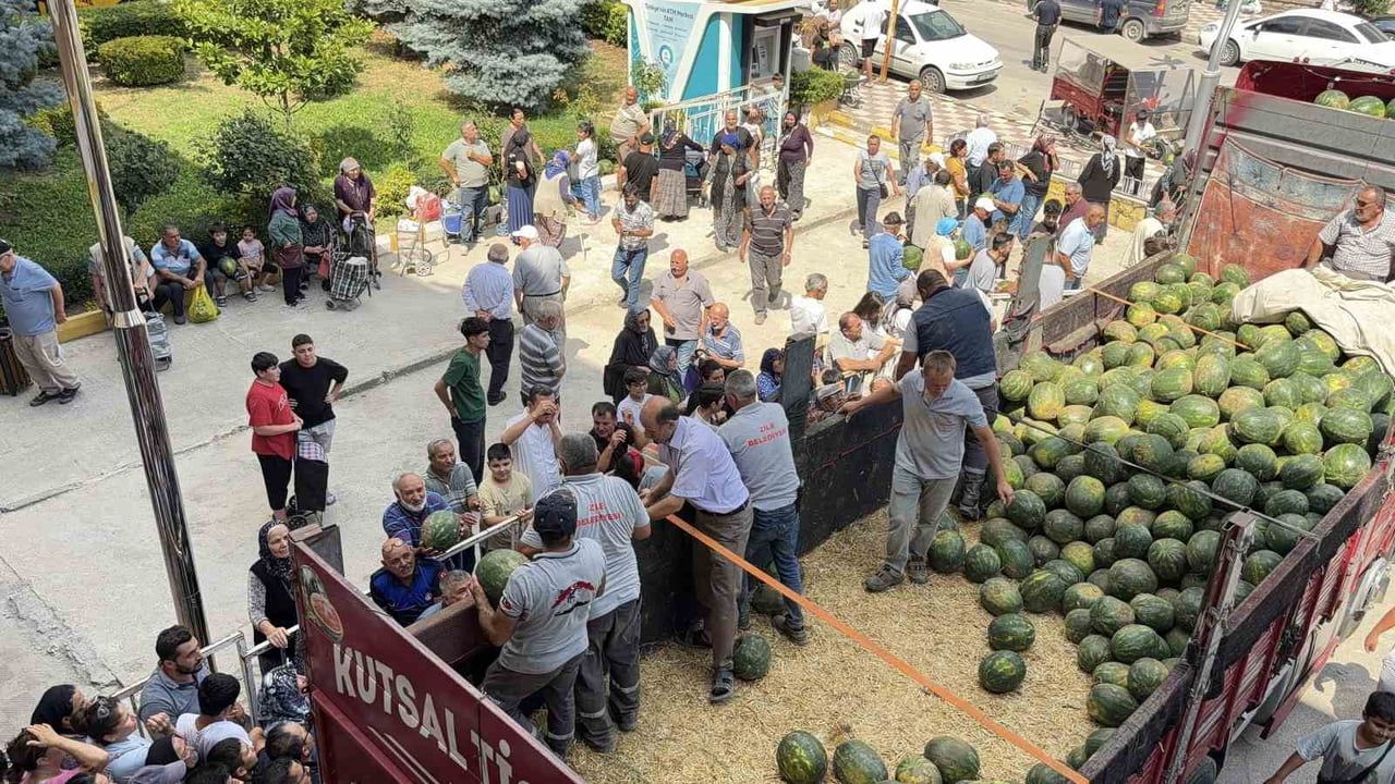 Uşûr geleneği meydanda yaşatıldı: 20 ton karpuz vatandaşlara dağıtıldı