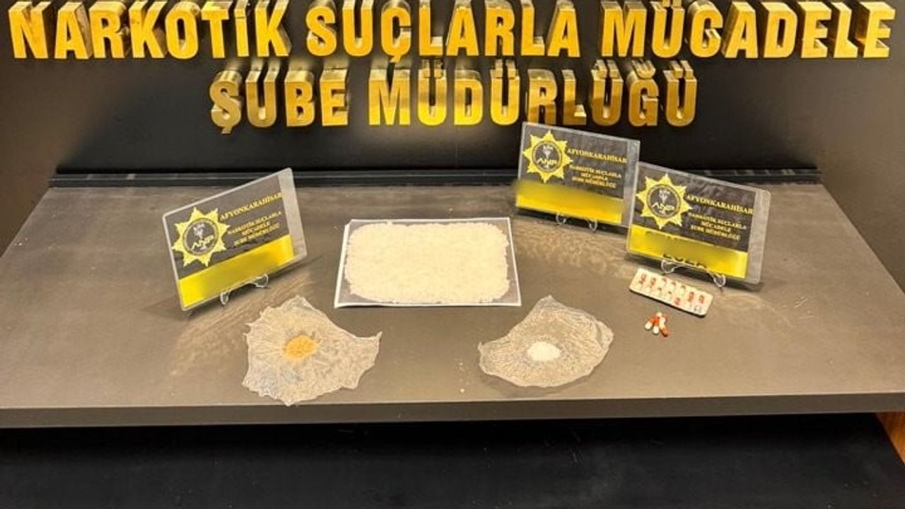 Uygulama noktasında iki araçta 182 gram uyuşturucu ve 18 hap ele geçirildi