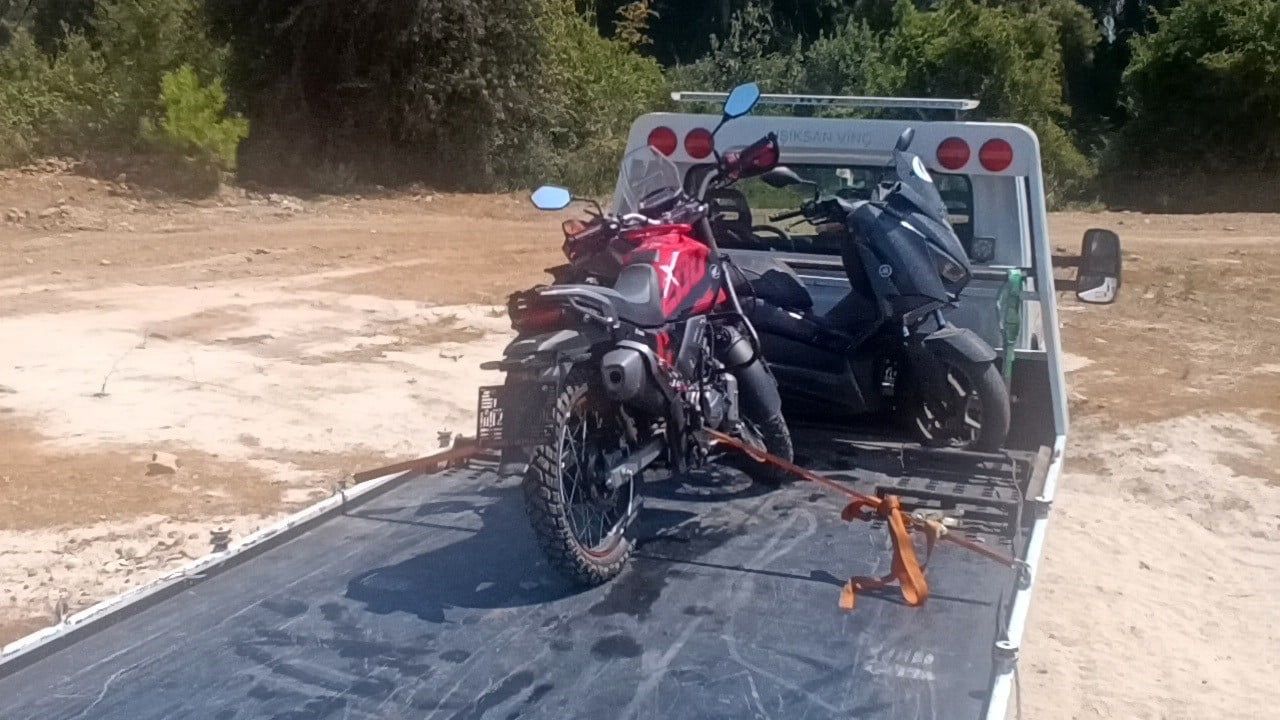 Uygulama noktasını görünce plakasız motosikletini ormana bırakan sürücü cezadan kaçamadı