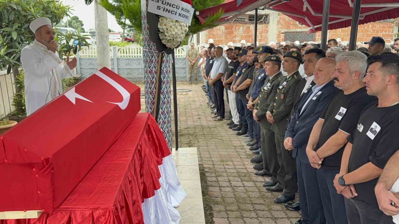 Uzman çavuş Durmuşcan Gürler Terme'de aile kabristanına uğurlandı