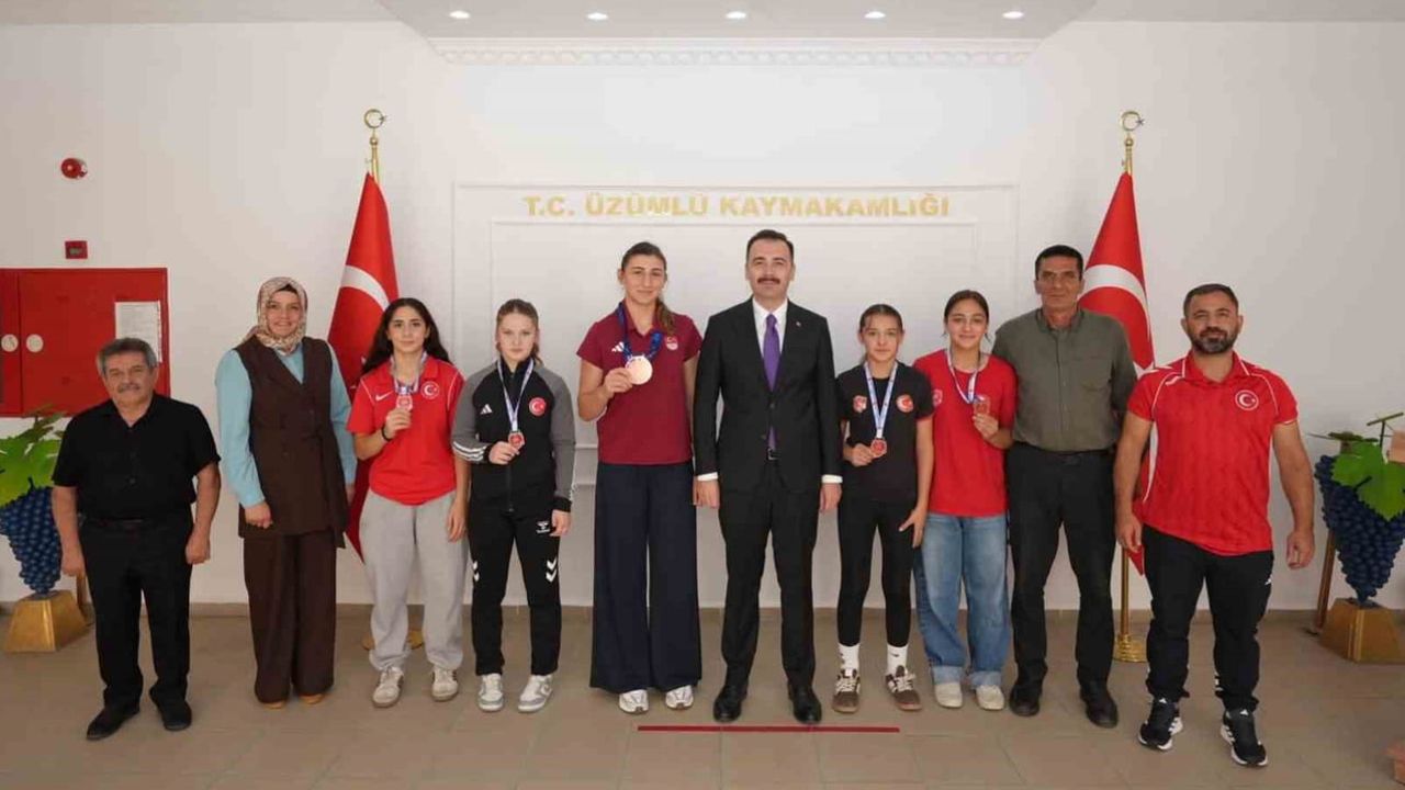 Üzümlü'de madalyalı güreşçiler kaymakamı makamında ziyaret etti