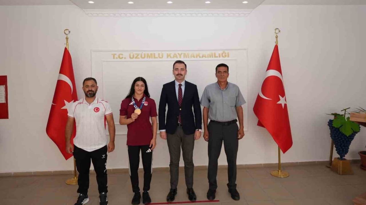 Üzümlülü güreşçi Elvira Süleyman Kamaloğlu kaymakamlıkta şampiyonluğunu paylaştı
