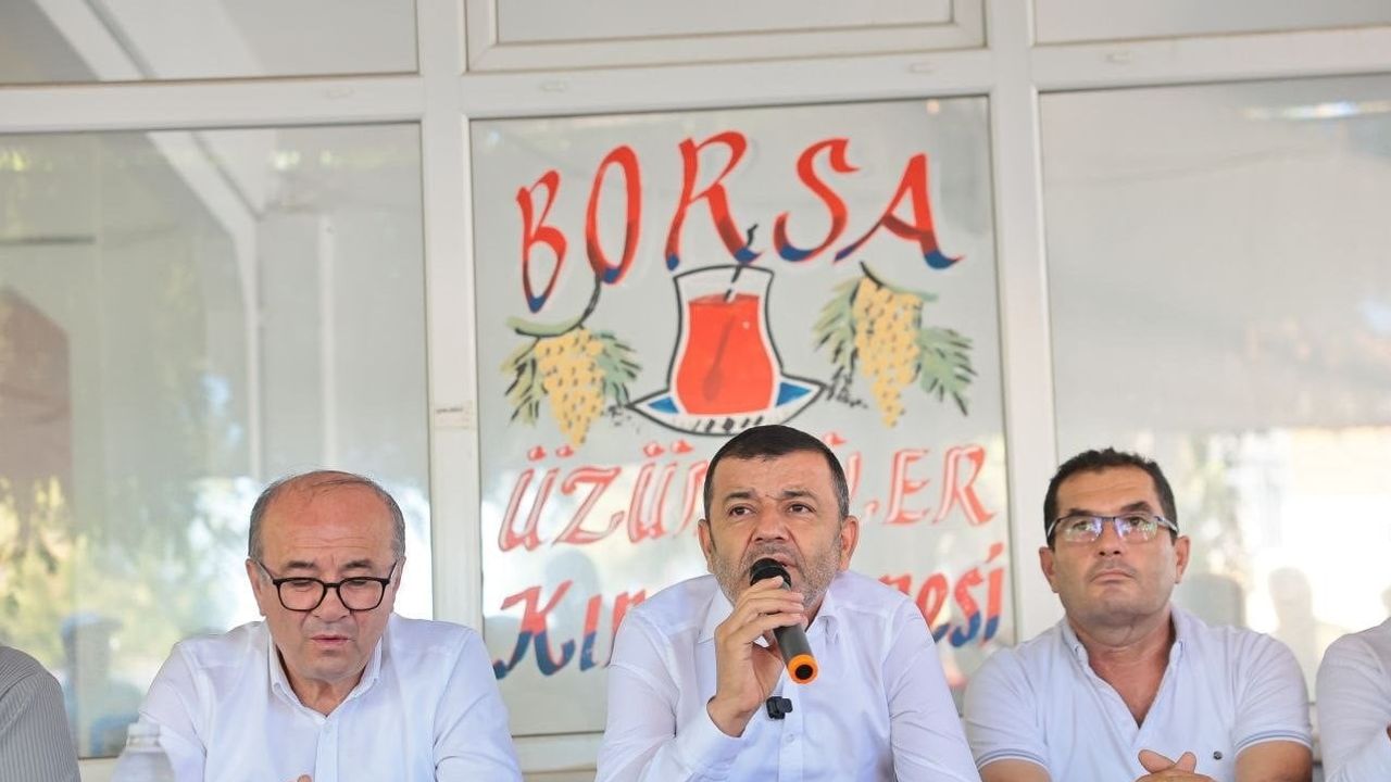 Üzümün geleceği masada: Çavuşoğlu üreticilerle Yenicekent'te görüştü