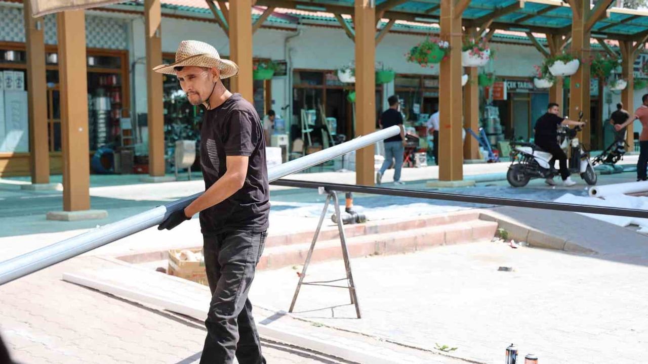 Uzun Çarşı'da 55 yıldır süren çadırcılık geleneği çıraksız kalma tehlikesiyle karşı karşıya