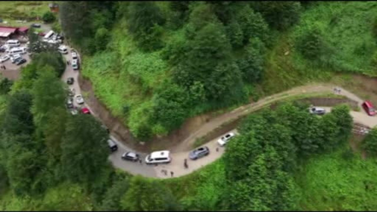 Uzungöl’de Koşon Deresi ikinci kez taştı, turistler mahsur kaldı
