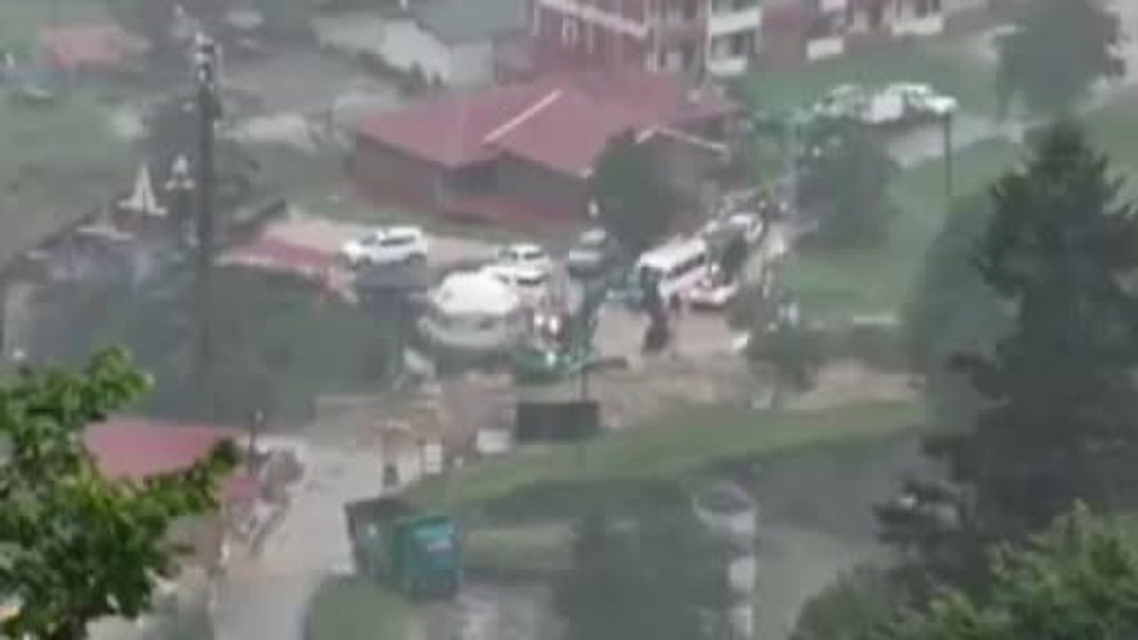 Uzungöl'de Koşon Deresi yeniden taştı, Klazomat'ta turistler mahsur