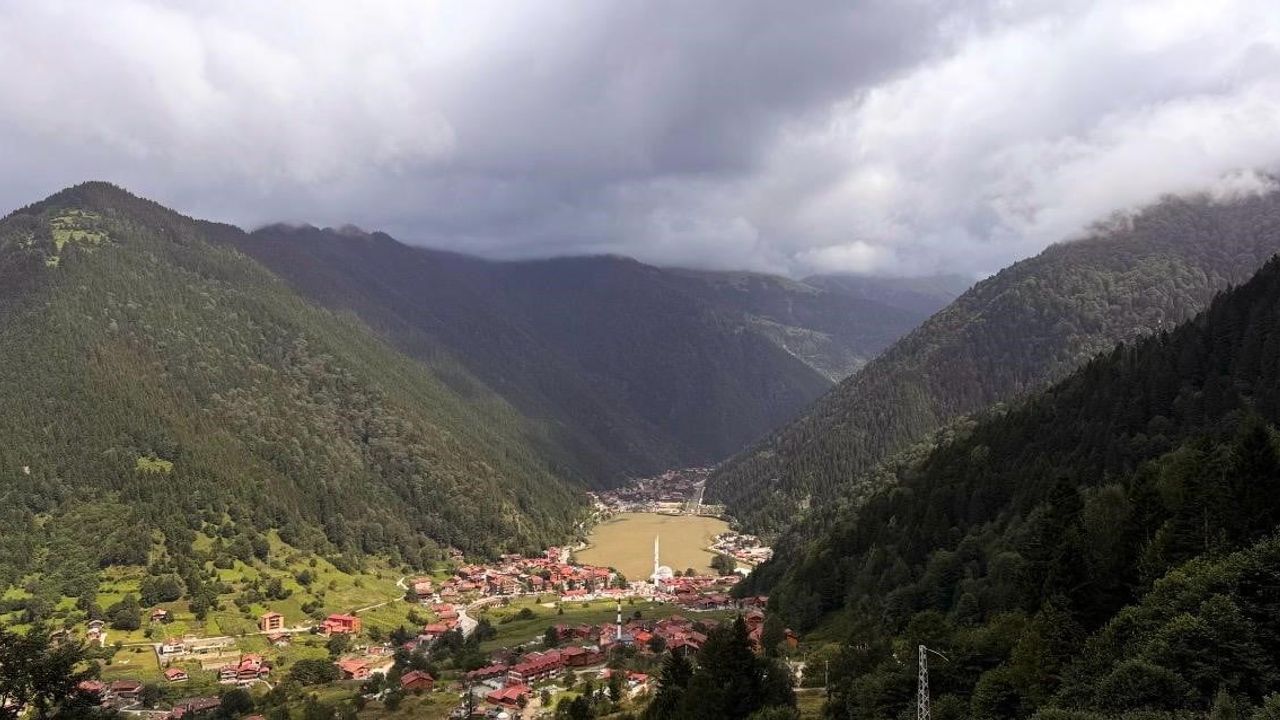 Uzungöl'ün rengi değişti: yağış sonrası göl kahverengiye büründü