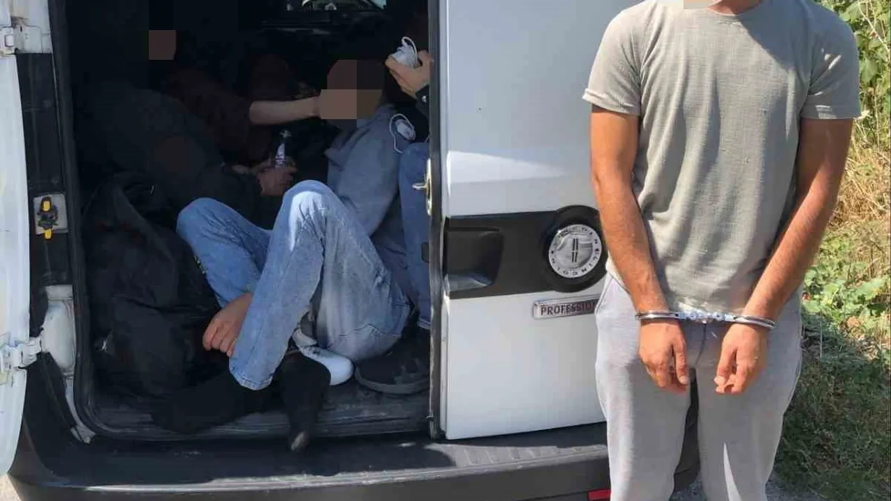 Uzunköprü'de sınır taşımacılığı engellendi: araçta 12 düzensiz göçmen bulundu