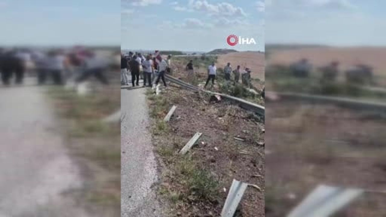 Uzunköprü'de virajı alamayan buğday yüklü kamyon devrildi