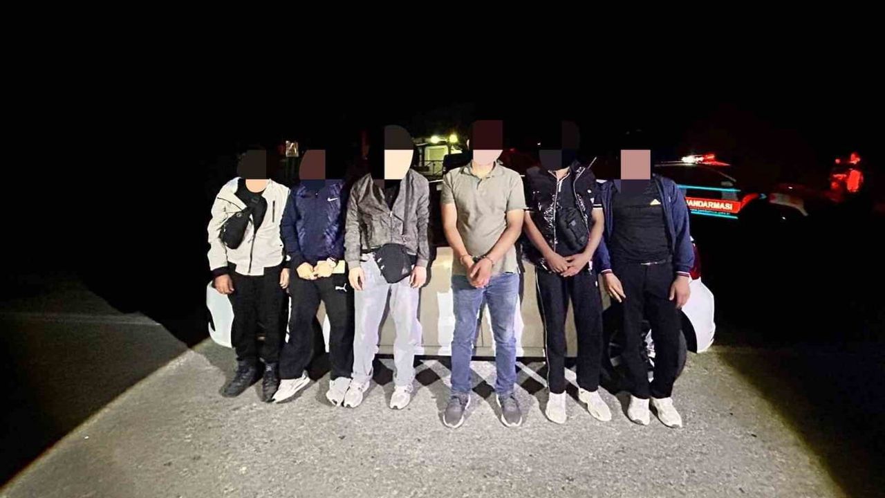Uzunköprü'de yol ayrımında yapılan uygulamada araçta 5 düzensiz göçmen yakalandı