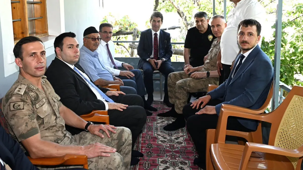 Vali Baruş'tan İspir'de ev ziyaretinde şehit ailesine ve gaziye vefa