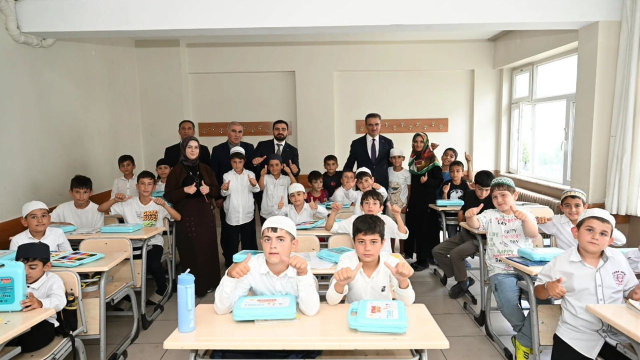 Vali Baruş TÜGVA yaz okulunda öğrencilere eğitim ve kültür vurgusu yaptı