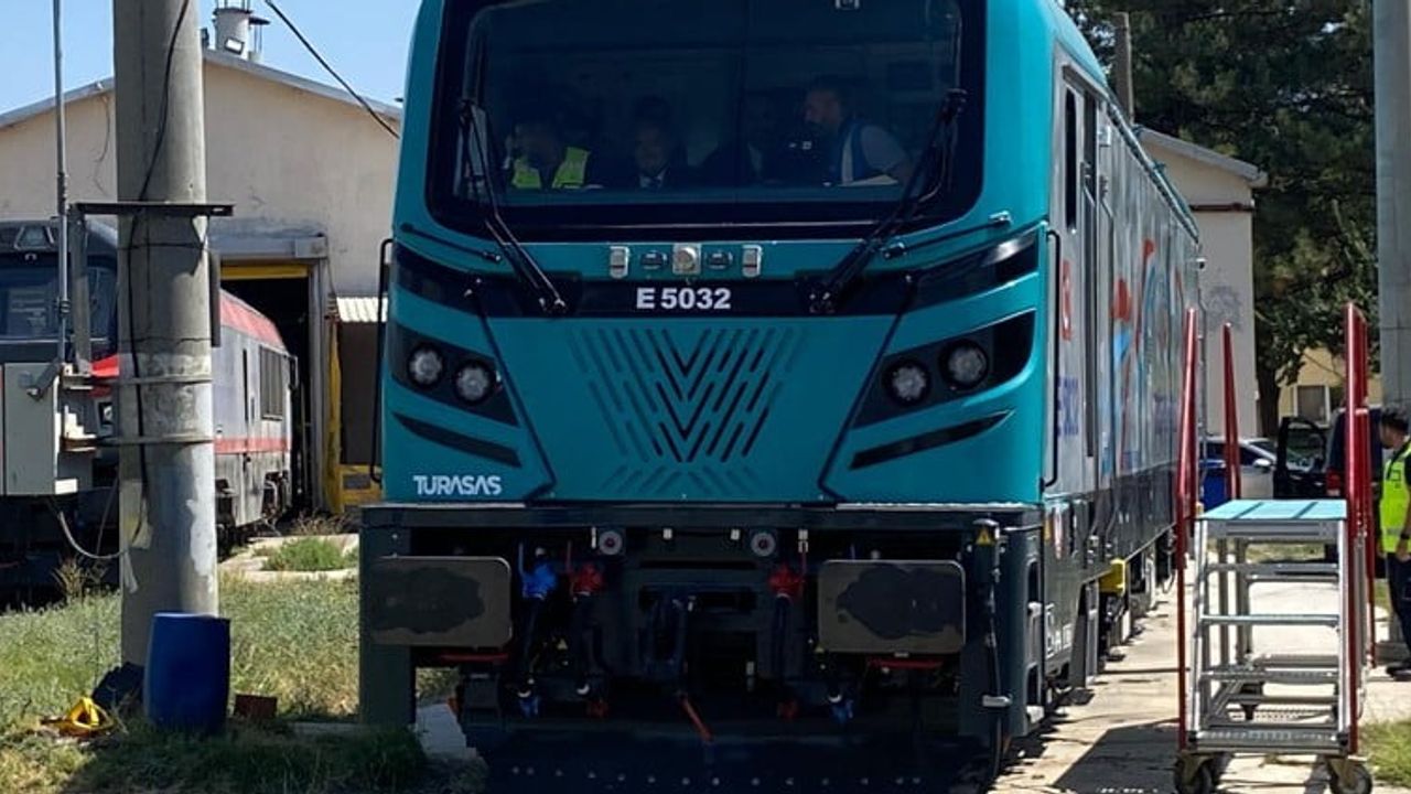 Vali Dr. Erdinç Yılmaz E5000 ile test sürüşünde: TÜRASAŞ’ın yeni gururu Eskişehir’de