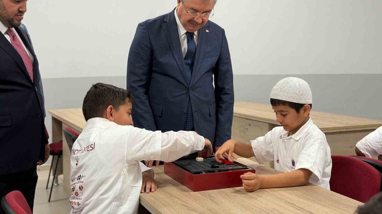 Vali Erdinç Yılmaz TÜGVA yaz okulunda öğrencilerle bir araya geldi: eğitim ve sosyal faaliyetleri inceledi