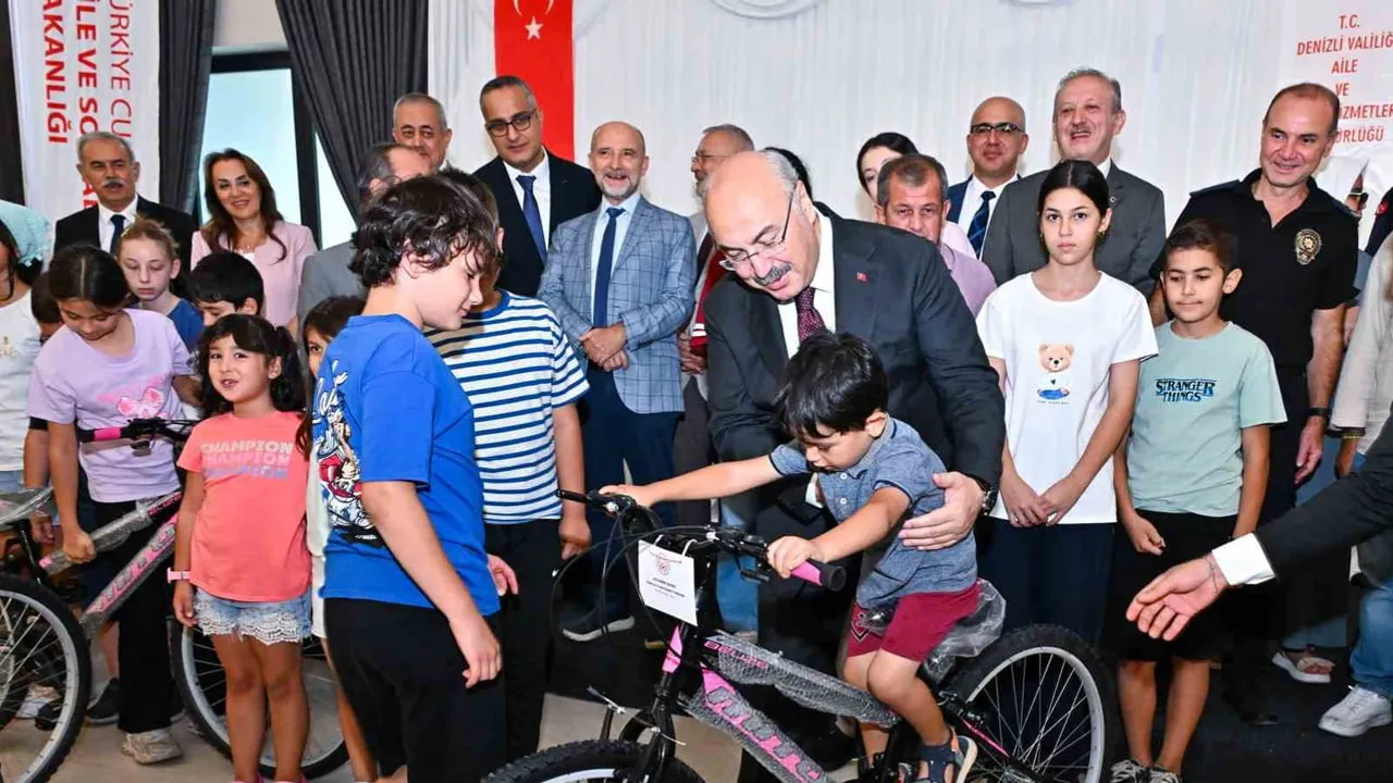 Vali Köşger çocuklarla pedal çevirdi, umutları çoğalttı