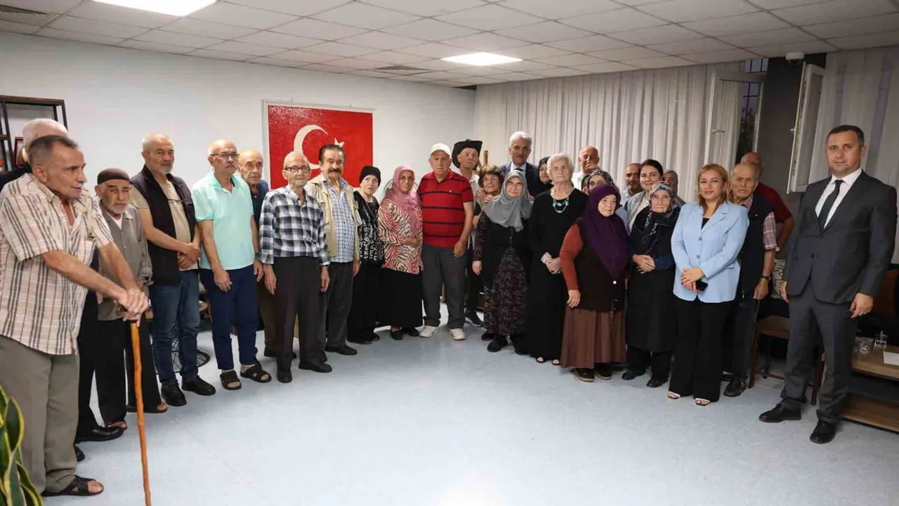 Vali Makas huzurevinde ağustos doğumluların sevincine ortak oldu