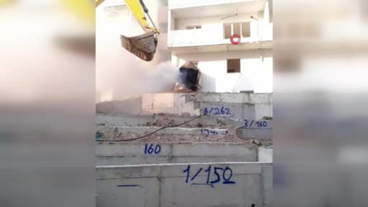 Valigöbeği'nde alevler kepçeyi sardı, meslektaşları kumla müdahale etti