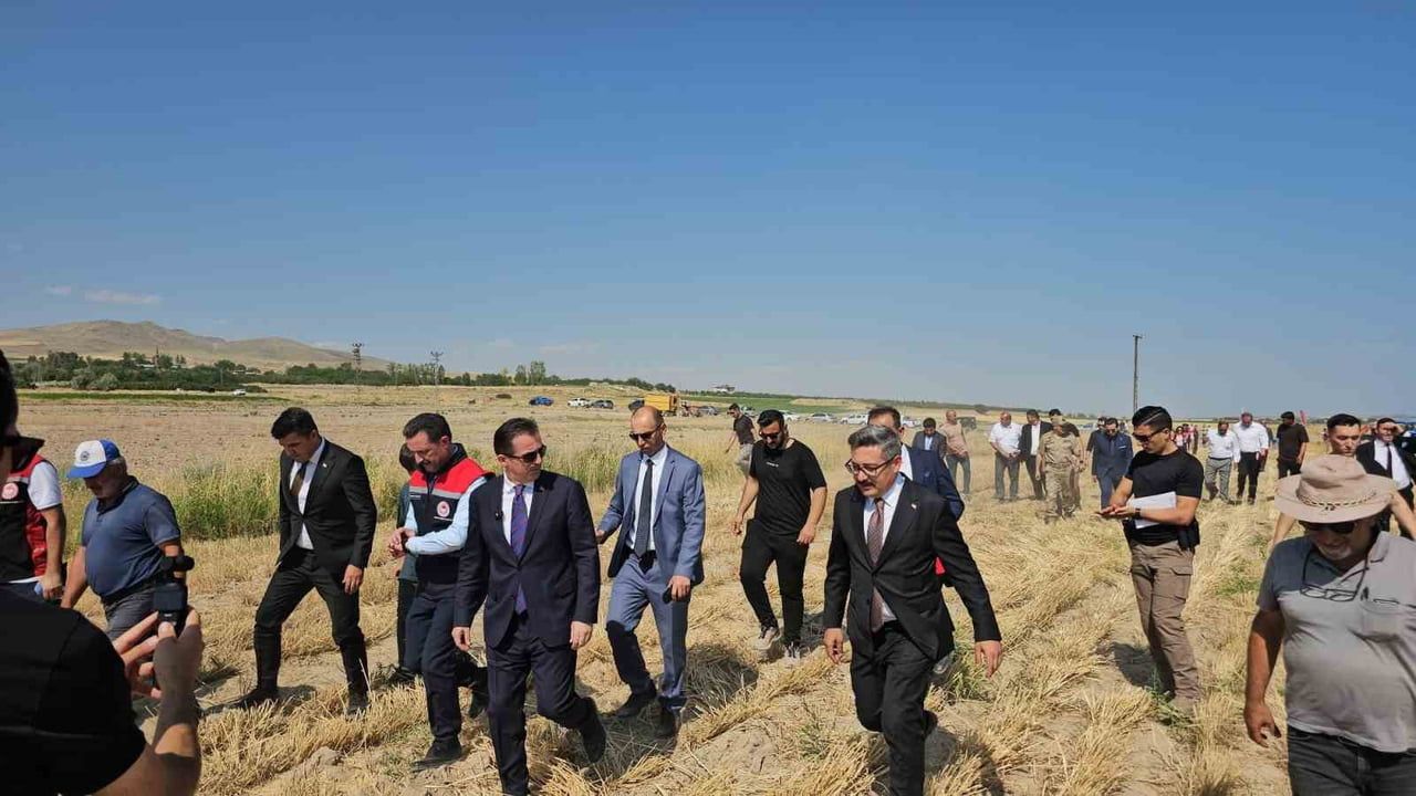 Valilik ziyareti tarladan belediye hizmet alanına: Karakaya çiftçilerle hasadı değerlendirdi