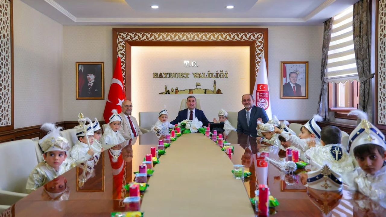 Valilikte sevgi dolu karşılama: sünnet olan çocuklar tur ve hediyelerle ağırlandı