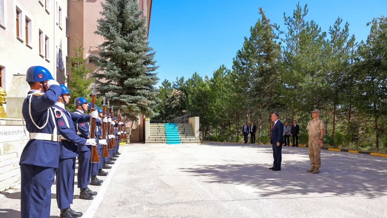Valinin veda ziyareti: jandarma komutanı Aslan'a teşekkür ve başarı dileği