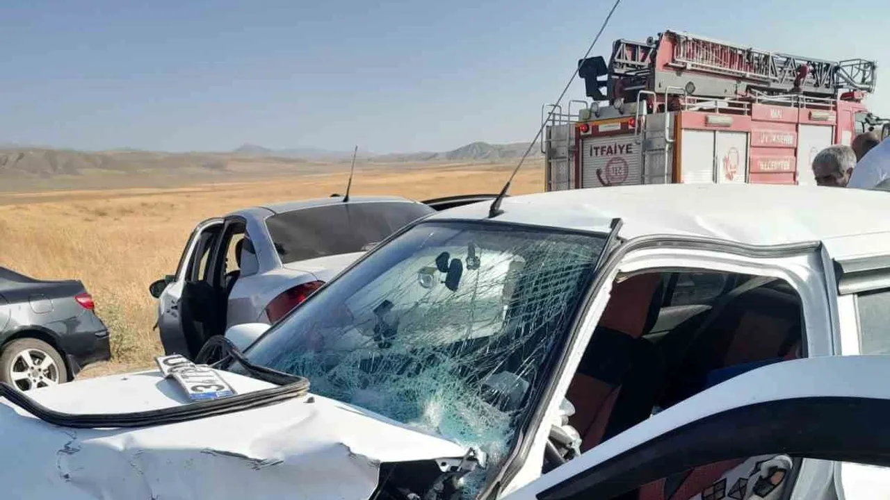 Van Başkale'de çarpışan iki otomobilde 7 kişi yaralandı
