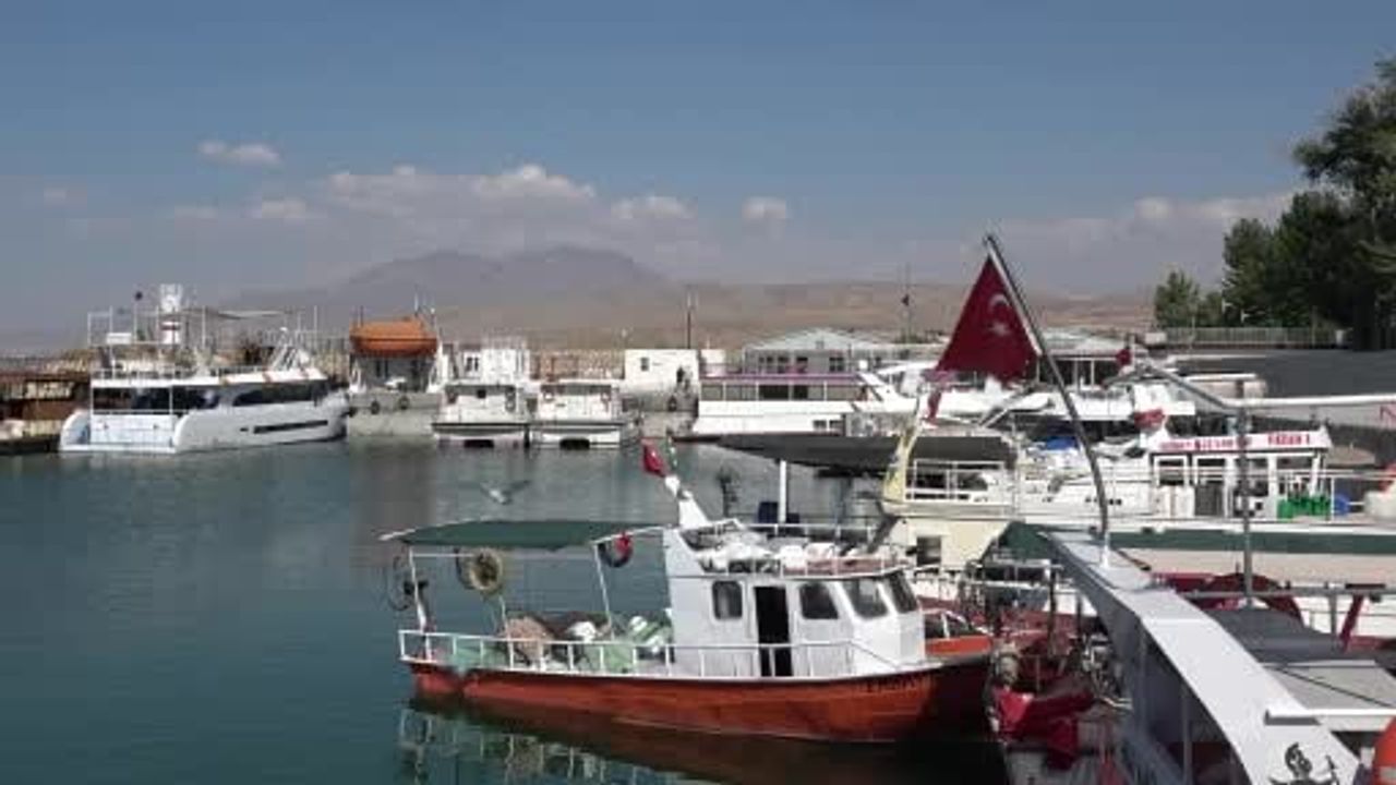 Van'da deniz otobüslerinin sessizliği turizmi zorluyor