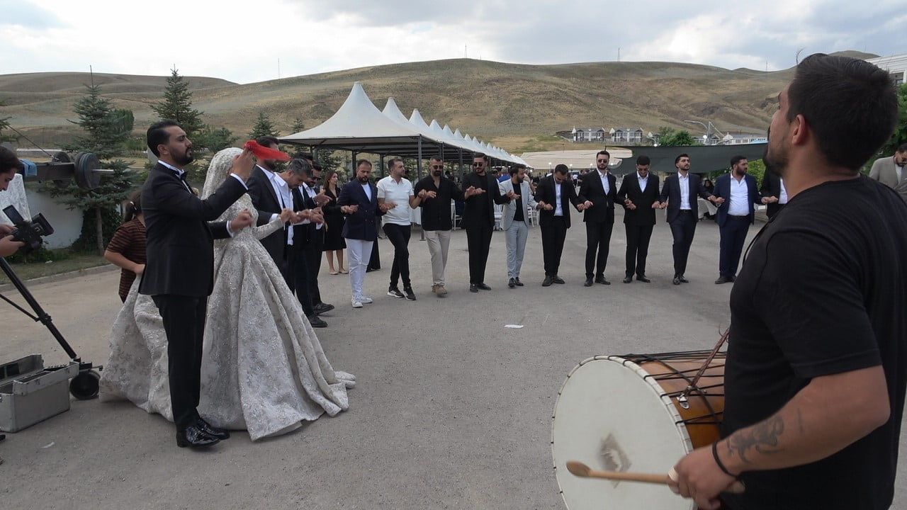 Van’da şölen gibi düğün: damada yaklaşık 20 milyon, geline kilolarca altın