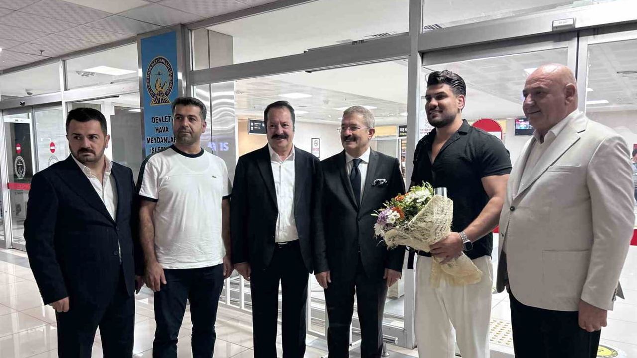 Van'da turizm canlanıyor: Tahran'dan direkt seferle ilk turist kafilesi karşılandı