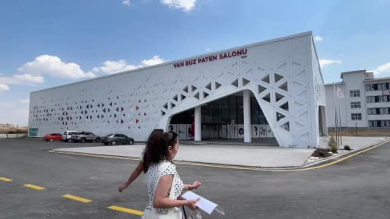 Van'da yaz sıcağında buzun keyfini çıkaran çocuklar
