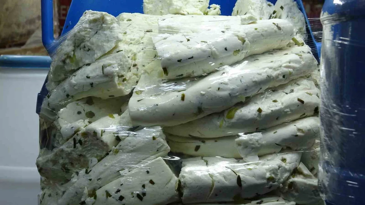 Van otlu peyniri dönüş bavullarının vazgeçilmezi oldu