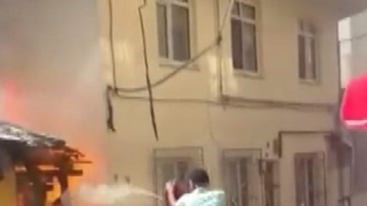 Vatandaş müdahalesiyle büyümeden söndürüldü: Bursa Hamitler'de ev yangını