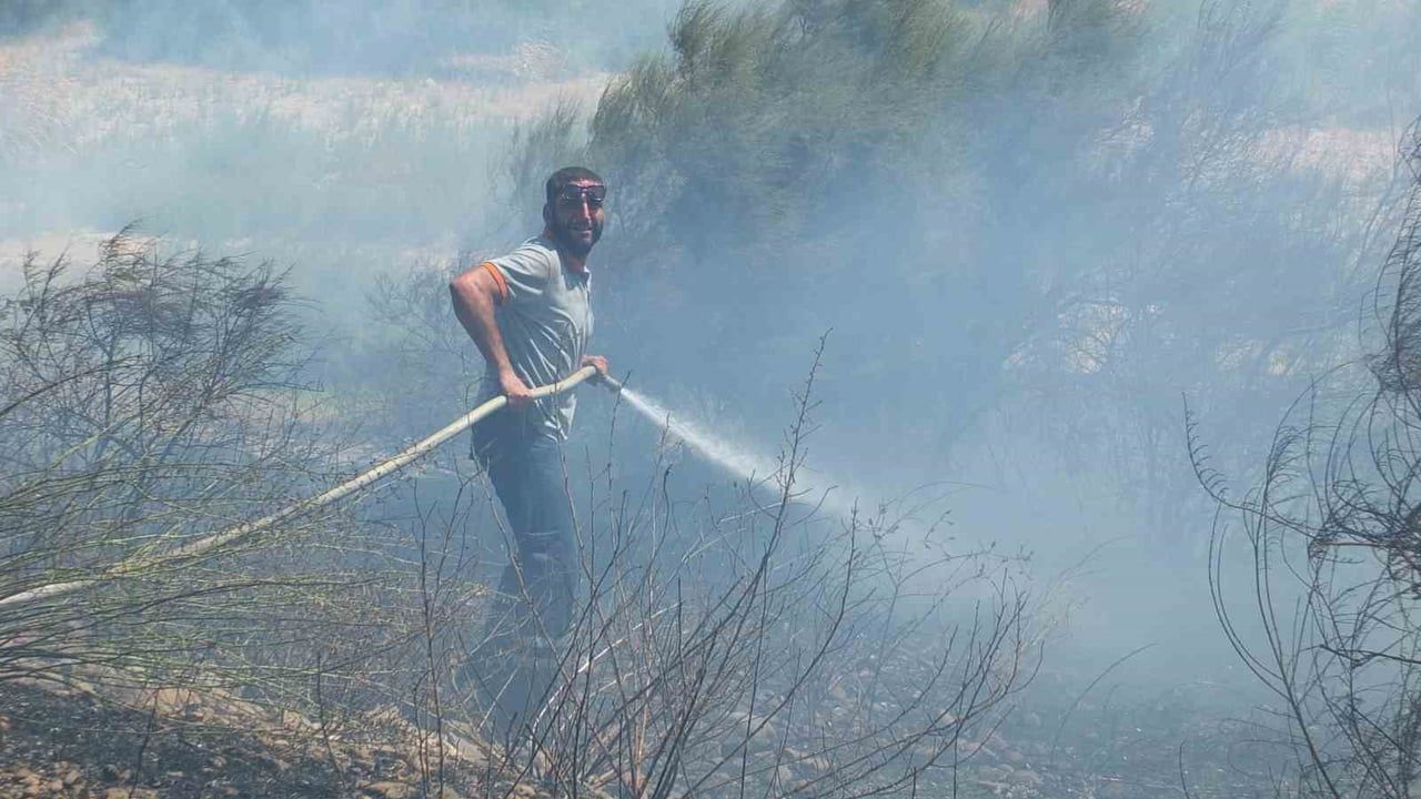 Vatandaşlar ve itfaiye Burhaniye'de ot yangınını bir saatte söndürdü