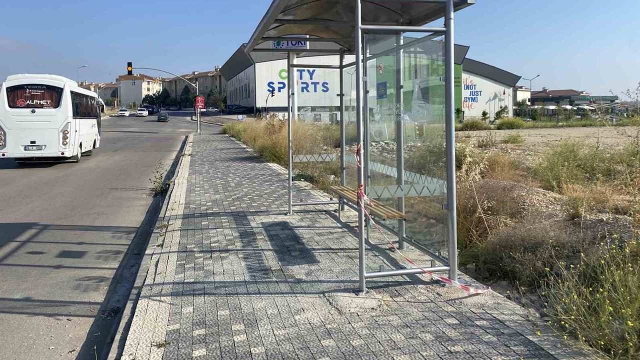 Vatandaşların tepkisiyle Eskişehir'de taşlı durak gölgelikli otobüs durağına dönüştü