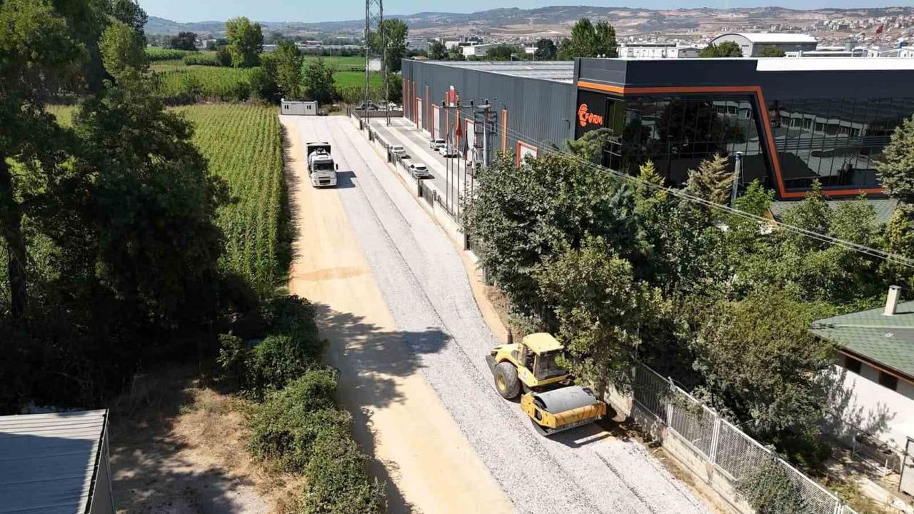 veyseL Karani caddesinde sathi kaplama çalışması tamamlandı