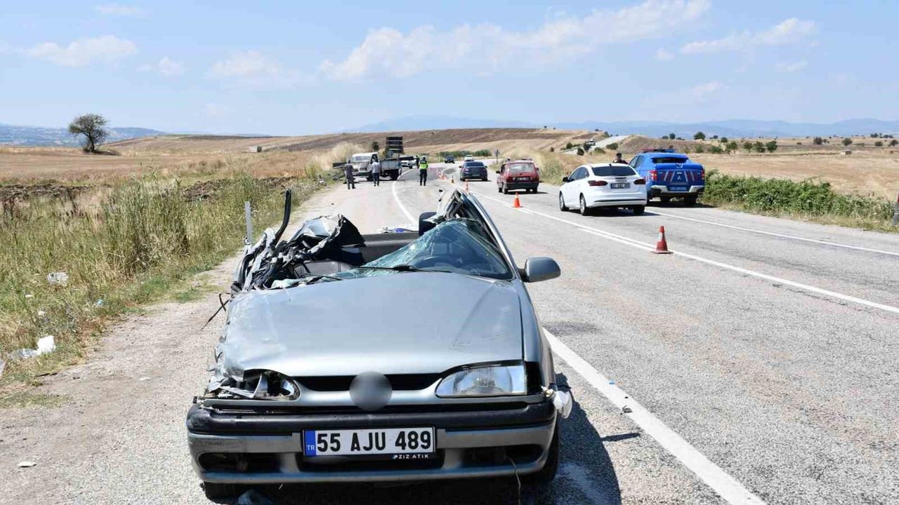 Vezirköprü'de kamyonetin karşı şeride geçmesi sonucu 6 kişi yaralandı
