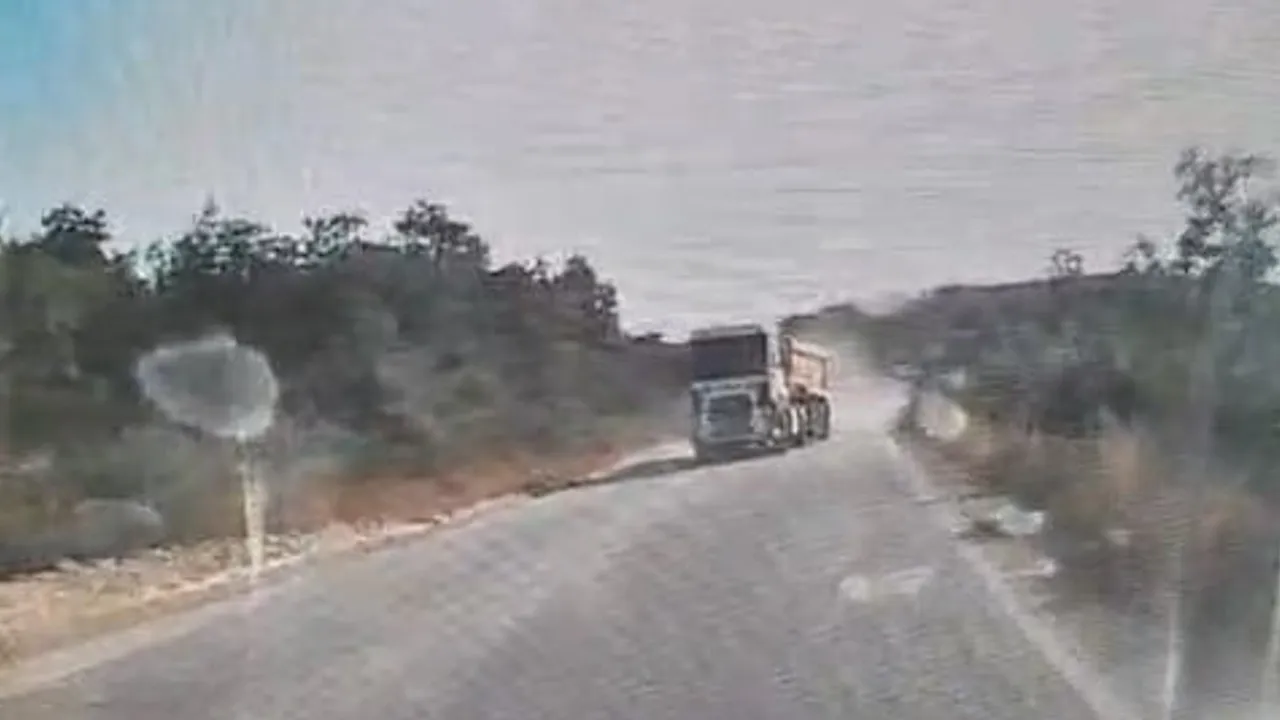 Virajda hatalı sollama hafriyat kamyonunu kaza eşiğine getirdi