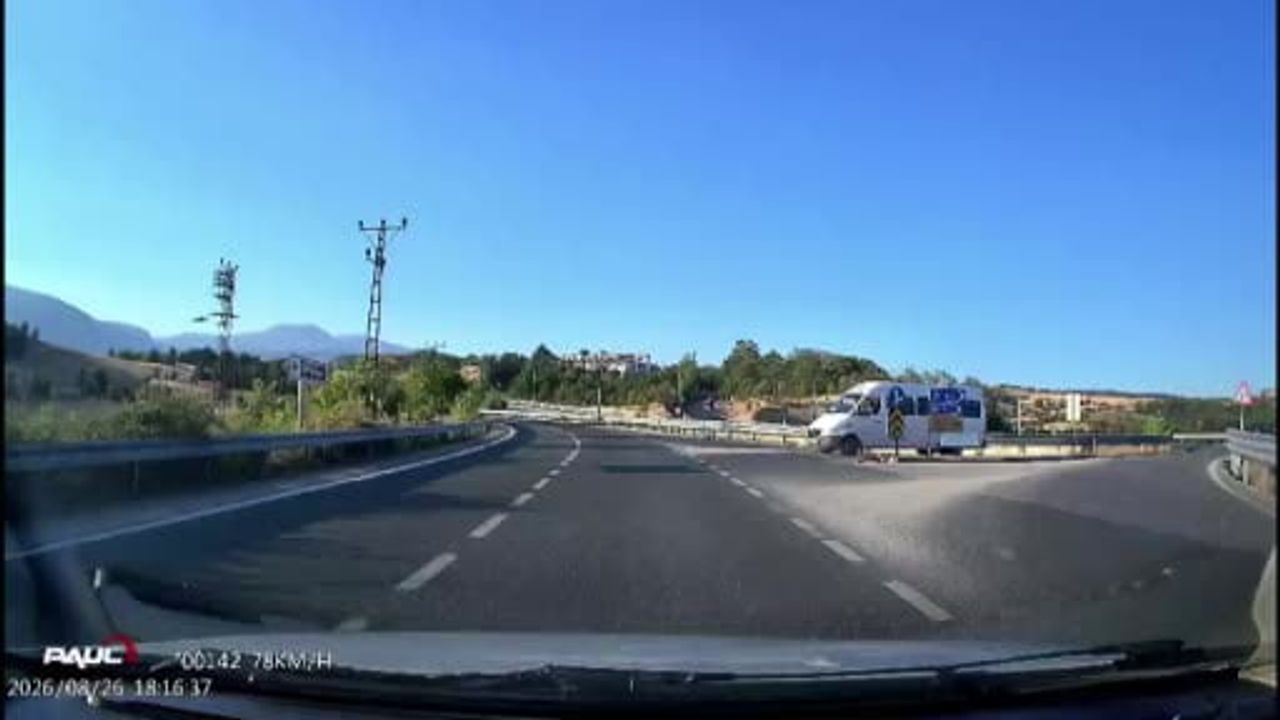 Virajda hatalı sollama son anda önlendi: araç içi kamera tehlikeyi kaydetti