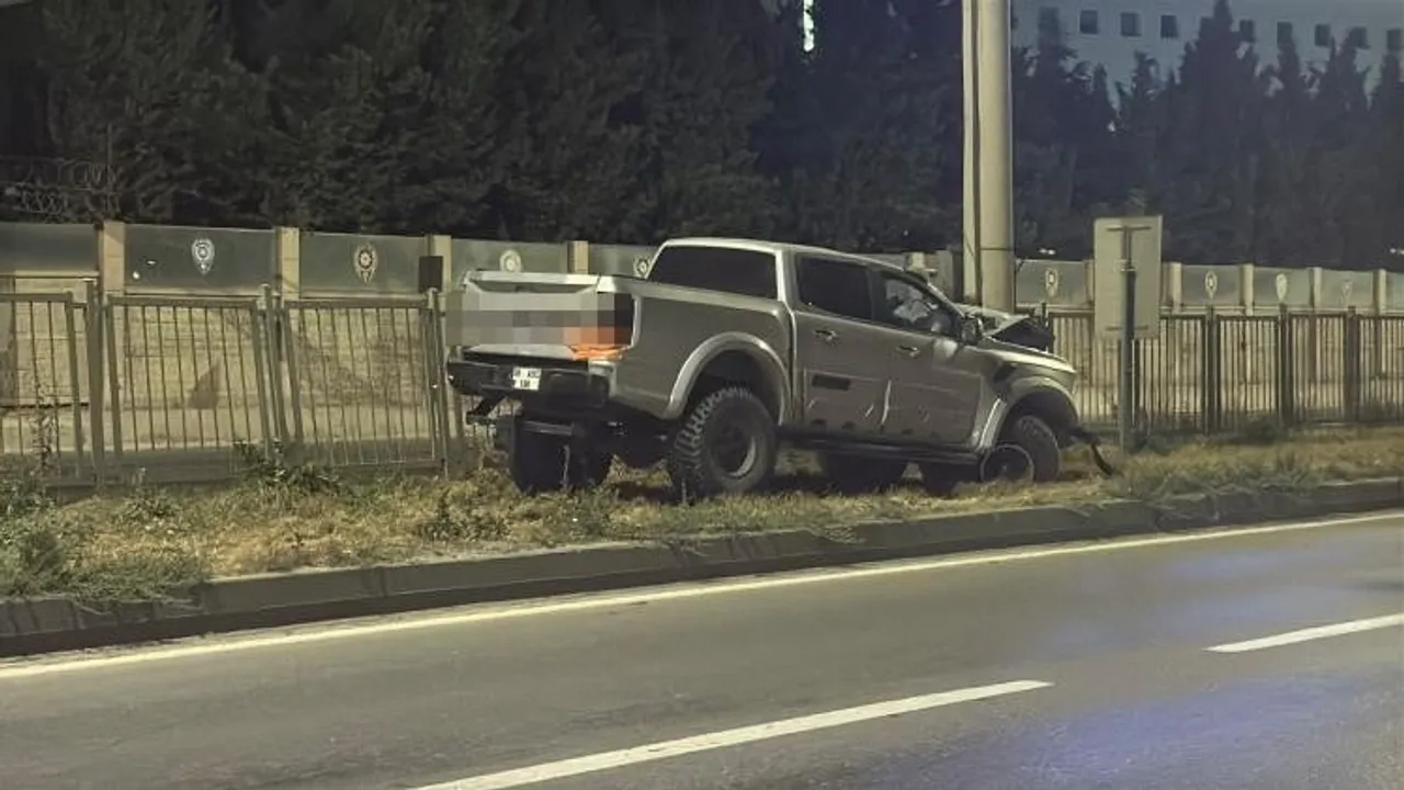 Virajı alamayan arazi aracı PTS direğine çarptı: yolcu yaralandı