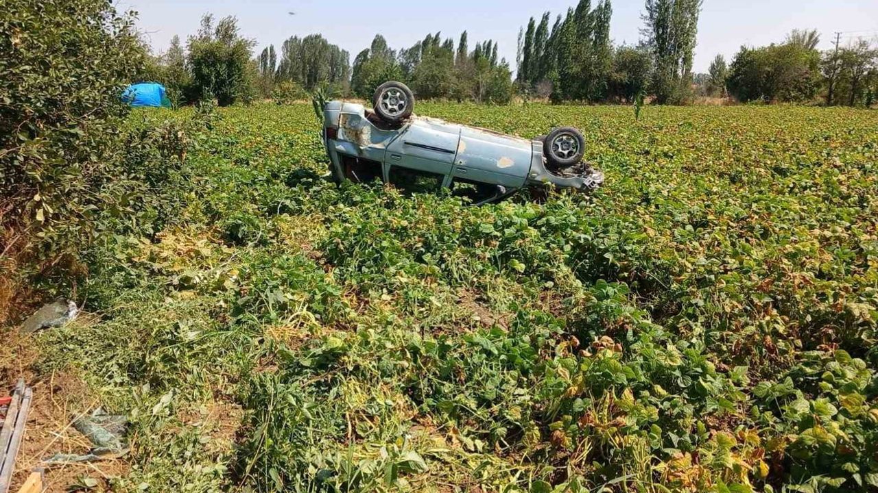 Virajı alamayan otomobil Şuhut yakınlarında devrildi, sürücü yaralandı