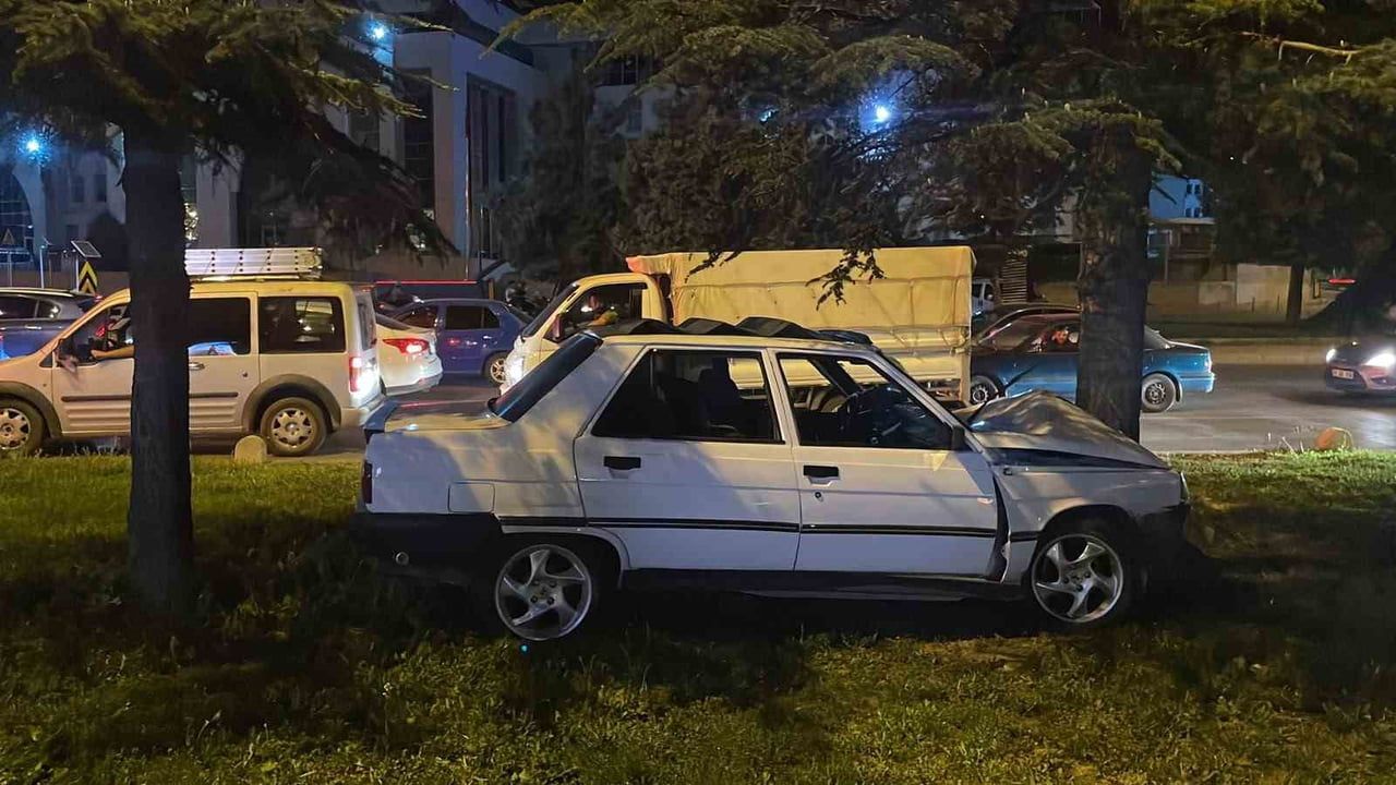 Virajı kaçıran otomobil 100. Yıl Bulvarı'nda ağaca çarparak durdu