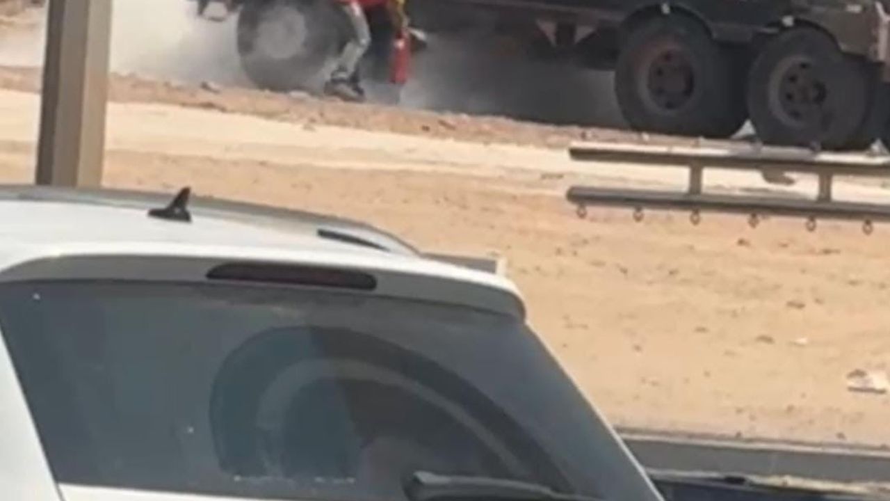 Viranşehir'de park halindeki araç alev alırken petrol istasyonu çalışanları tehlikeyi önledi