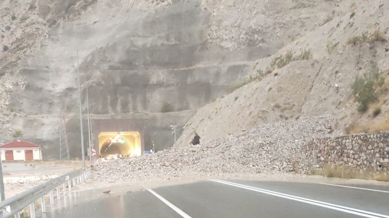 Yağış nedeniyle Oltu-Yusufeli yolunda tünelde bekleyiş yaşandı