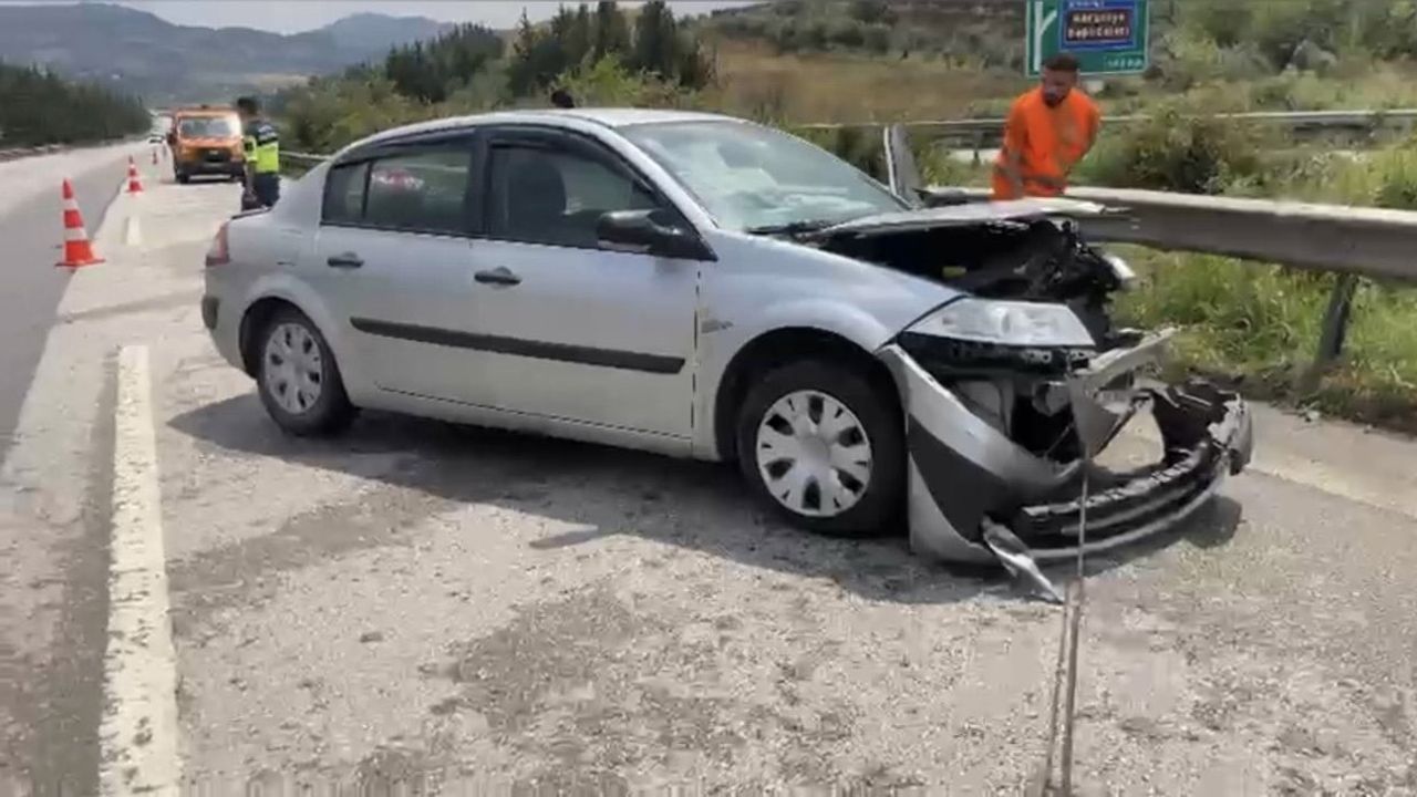 Yağışta kayan otomobil bariyerlere çarptı: 4 yaralı