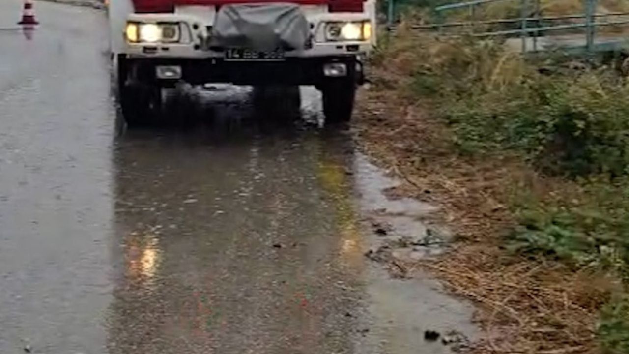 Yağışta kontrolü kaybeden otomobil sulama kanalına devrildi