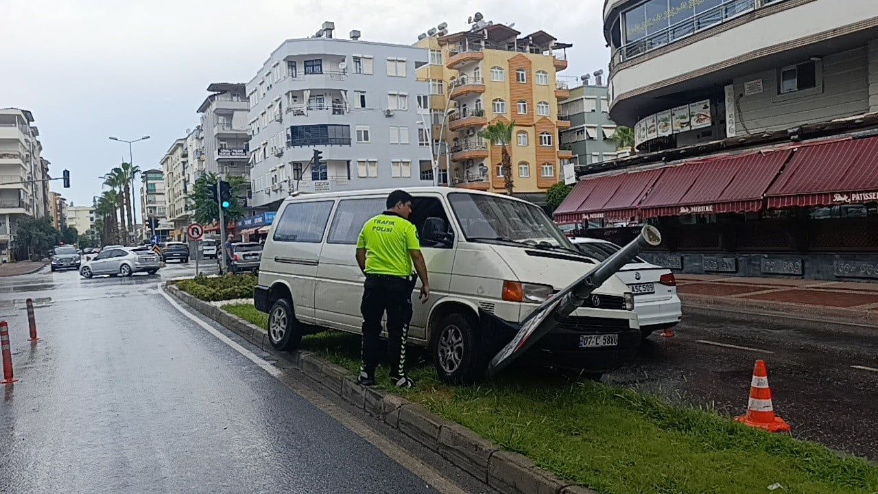 Yağmur sonrası kaygan yolda savrulan kamyonet refüjdeki tabela sayesinde durdu