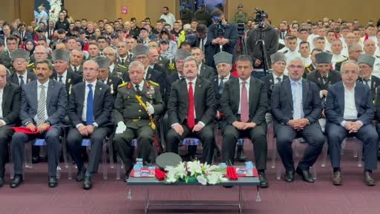 Yağmura rağmen salonlara taşan kutlama: Samsun'da 30 Ağustos coşkusu