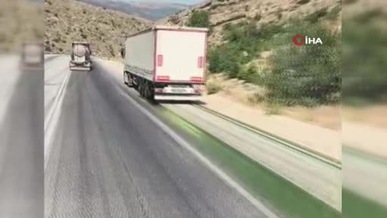 yağmurla asfaltta köpüren boya araçları mor ve beyaza boyadı