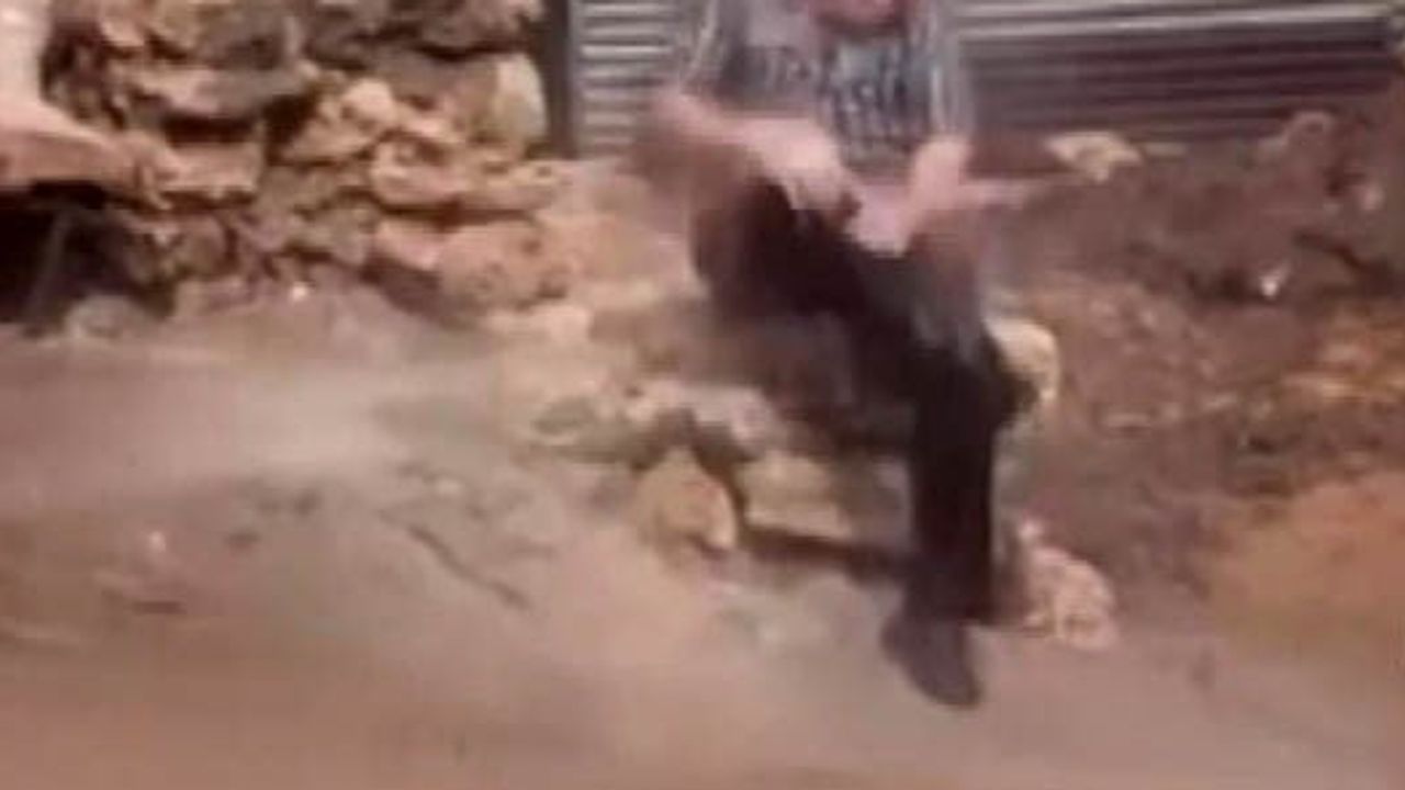Yağmurun fırsatını değerlendiren köylü kaldırımda adeta banyo yaptı